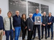 Botschafterin Nadine Keßler überreicht den Fairplay-Preis.